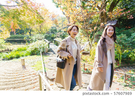 旅行秋天秋葉母親女兒父母和兒童家庭旅行圖像 57607989