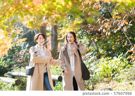 旅行秋天秋葉母親女兒父母和兒童家庭旅行圖像 57607998