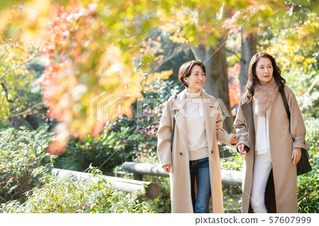 旅行秋天秋葉母親女兒父母和兒童家庭旅行圖像 57607999