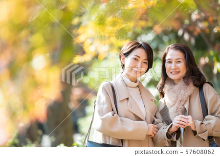 旅行，女性，秋天 57608062