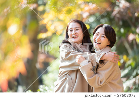 旅行，女性，秋天 57608072