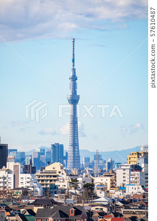 俯瞰市中心的都市風景東京天空樹從Satomi公園,市川市,市中心 俯瞰市中心的都市風景東京天空樹從Satomi公園,市川市,市中心 57610487