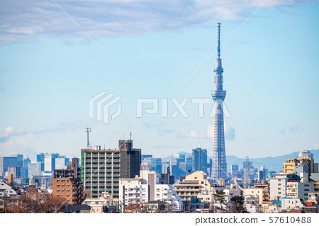 俯瞰市中心的都市風景東京天空樹從Satomi公園,市川市,市中心 俯瞰市中心的都市風景東京天空樹從Satomi公園,市川市,市中心 57610488