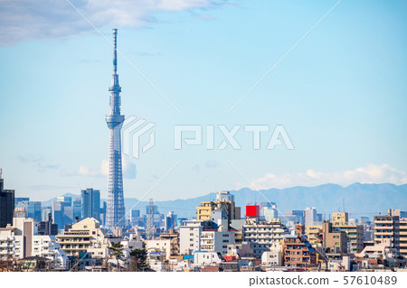 俯瞰市中心的都市風景東京天空樹從Satomi公園,市川市,市中心 俯瞰市中心的都市風景東京天空樹從Satomi公園,市川市,市中心 57610489