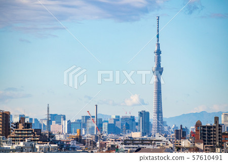 俯瞰市中心的都市風景東京天空樹從Satomi公園,市川市,市中心 俯瞰市中心的都市風景東京天空樹從Satomi公園,市川市,市中心 57610491