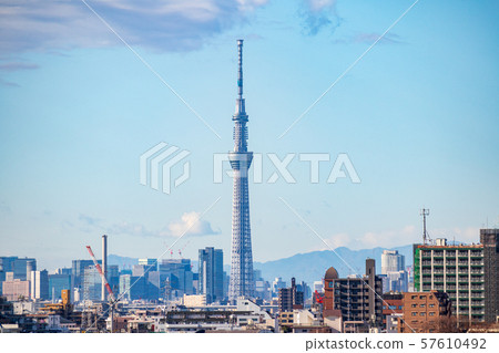俯瞰市中心的都市風景東京天空樹從Satomi公園,市川市,市中心 俯瞰市中心的都市風景東京天空樹從Satomi公園,市川市,市中心 57610492