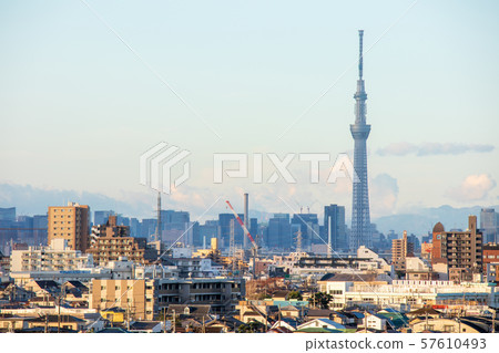 俯瞰市中心的都市風景東京天空樹從Satomi公園,市川市,市中心 俯瞰市中心的都市風景東京天空樹從Satomi公園,市川市,市中心 57610493