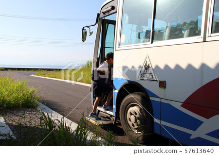 初中學生參加社區公共汽車 57613640