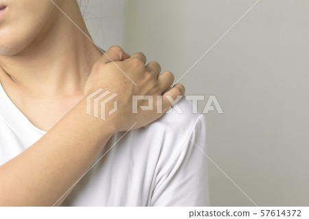 Woman with pain in shoulder. 57614372