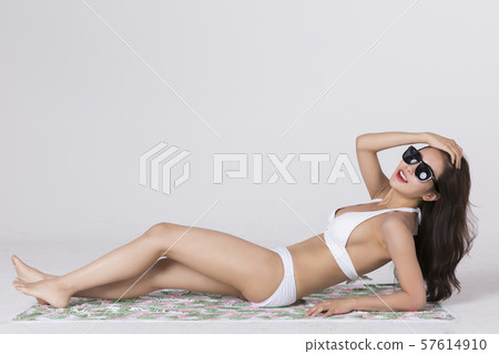 Summer holiday of attractive couple 530 57614910