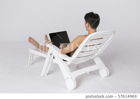 Summer holiday of attractive couple 466 57614969