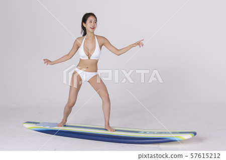 Summer holiday of attractive couple 352 57615212