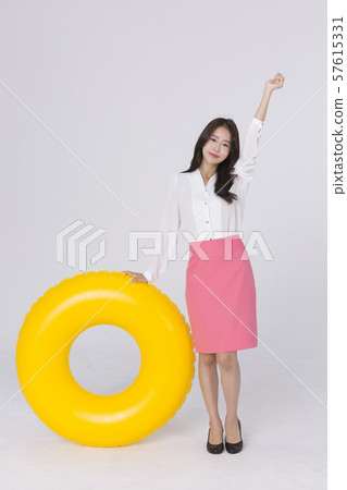 Summer holiday of attractive couple 175 57615331