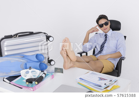 Summer holiday of attractive couple 164 57615388