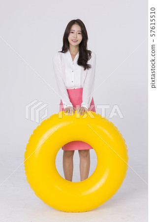 Summer holiday of attractive couple 046 57615510