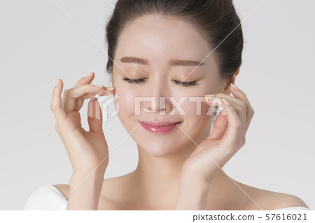Portrait of Beautiful Young Woman 032 57616021