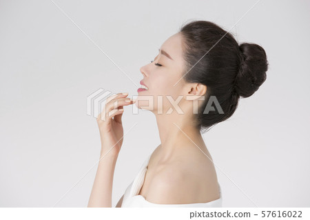 Portrait of Beautiful Young Woman 059 57616022