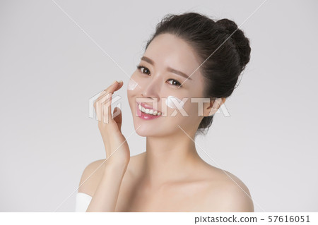 Portrait of Beautiful Young Woman 080 57616051