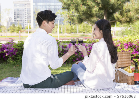 Attractive young couple in love 230 57616068