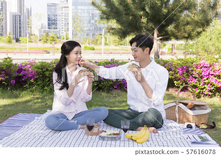 Attractive young couple in love 268 57616078