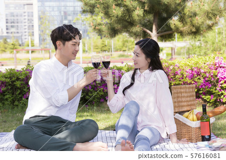 Attractive young couple in love 263 57616081