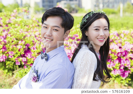 Attractive young couple in love 200 57616109