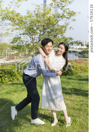 Attractive young couple in love 195 57616116