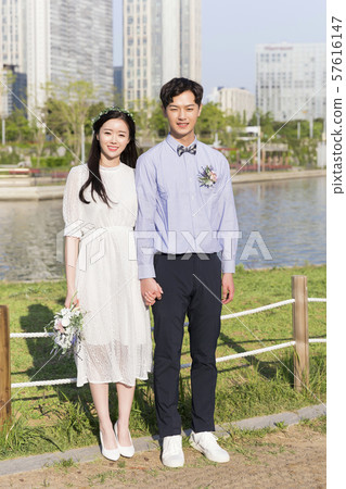 Attractive young couple in love 221 57616147