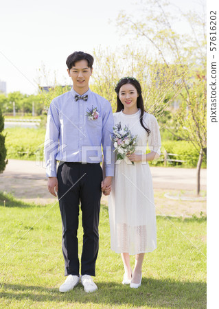 Attractive young couple in love 179 57616202
