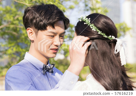 Attractive young couple in love 192 57616219