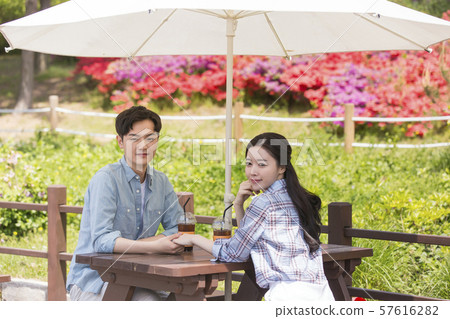 Attractive young couple in love 036 57616282