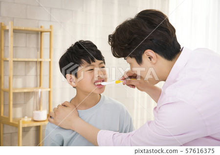 Happy and loving family 344 57616375