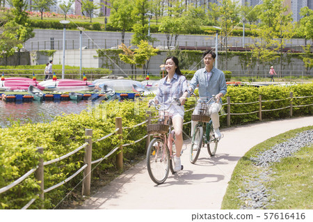 Attractive young couple in love 023 57616416