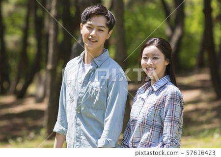 Attractive young couple in love 010 57616423