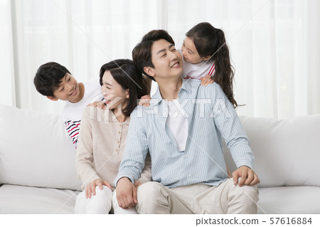 Happy and loving family 041 57616884