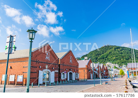 北海道夏天函館金森紅磚倉庫在清晨 57617786