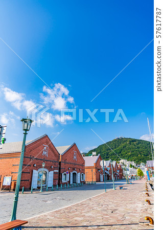 北海道夏天函館金森紅磚倉庫在清晨 北海道夏天函館金森紅磚倉庫在清晨 57617787