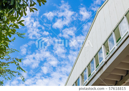 健身房和夏天的天空 57618815