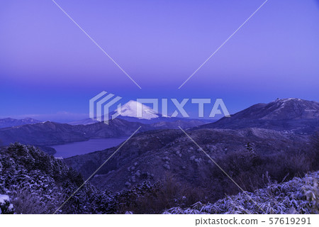 《Kanagawa Prefecture》 Dawn of Mt. Fuji seen from Hakone where it snowed 《Kanagawa Prefecture》 Dawn of Mt. Fuji seen from Hakone where it snowed 57619291