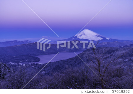 《神奈川縣》黎明時分從降雪的箱根看的富士山 《神奈川縣》黎明時分從降雪的箱根看的富士山 57619292