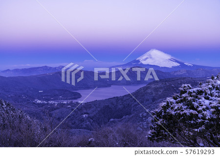 《神奈川縣》黎明時分從降雪的箱根看的富士山 57619293