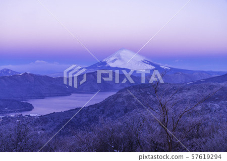 《神奈川縣》黎明時分從降雪的箱根看的富士山 57619294