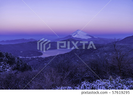 《神奈川縣》黎明時分從降雪的箱根看的富士山 《神奈川縣》黎明時分從降雪的箱根看的富士山 57619295