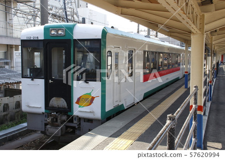 陸久西線Kiha 110停在酒田站 陸久西線Kiha 110停在酒田站 57620994