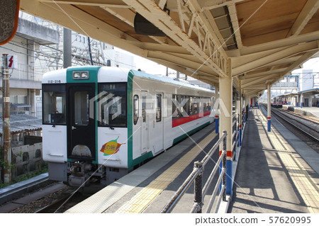 Rikuu Nishi Line Kiha 110 stopped at Sakata Station 57620995