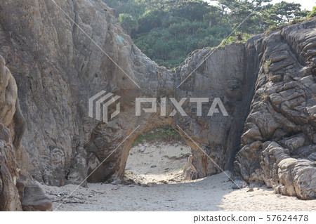岩石隧道（Aharen海灘） 57624478