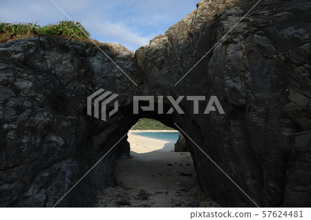 岩石隧道（Aharen海灘） 57624481
