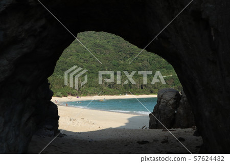 岩石隧道（Aharen海灘） 57624482