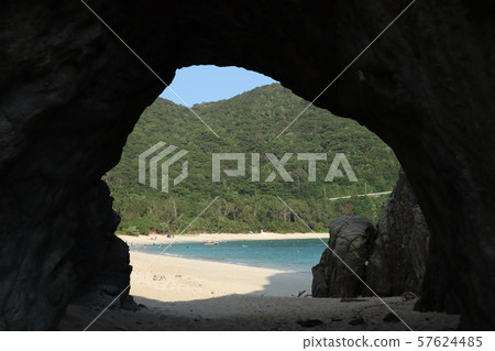 岩石隧道（Aharen海灘） 57624485