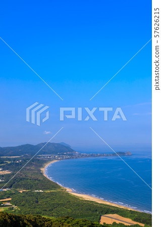 View of the beach from the summit of the volcano [Itoshima City, Fukuoka Prefecture] 57626215